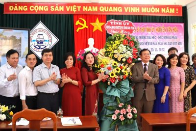 Đồng chí Nguyễn Văn Hòa – Phó Bí thư Tỉnh ủy và Đoàn công tác của tỉnh đã đến thăm, tặng quà, chúc mừng nhân ngày Nhà giáo Việt Nam 20.11